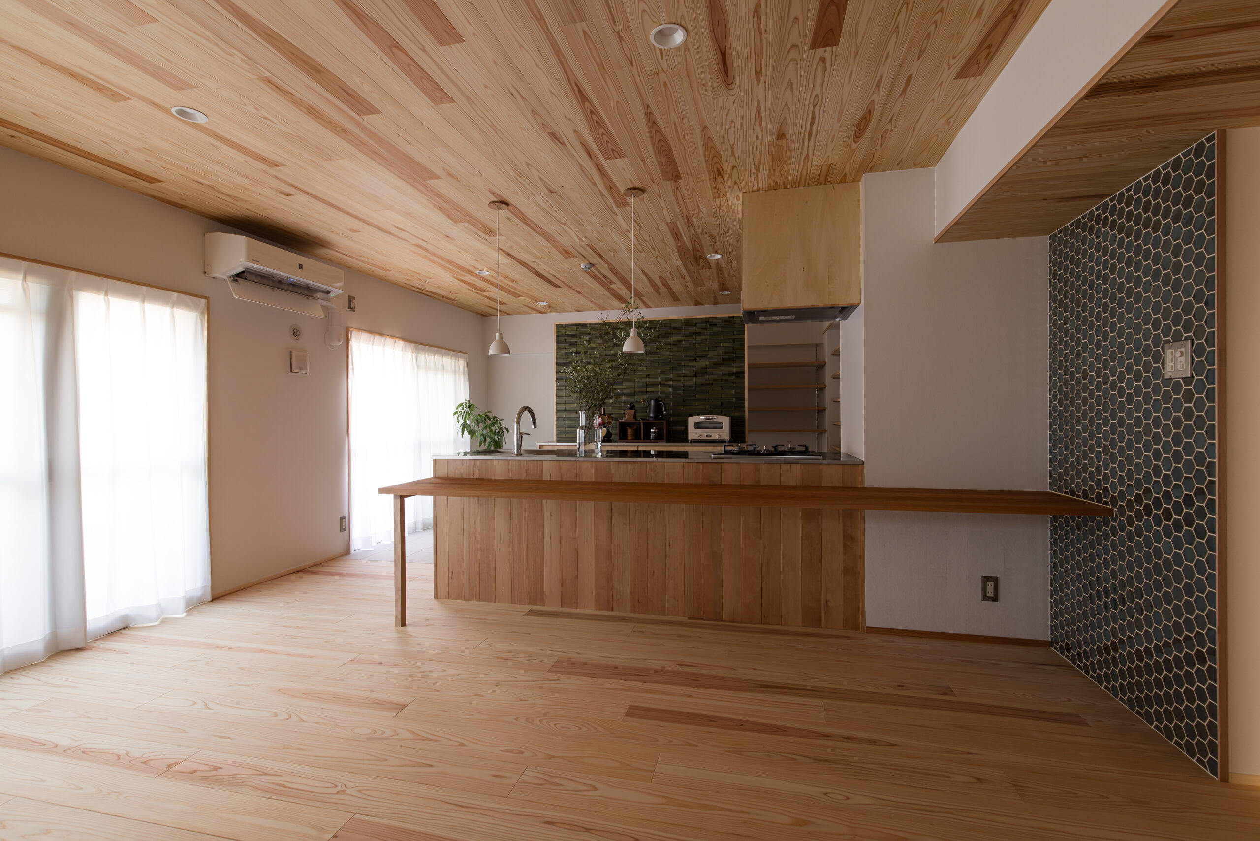 木を使用したキッチンと天井、床