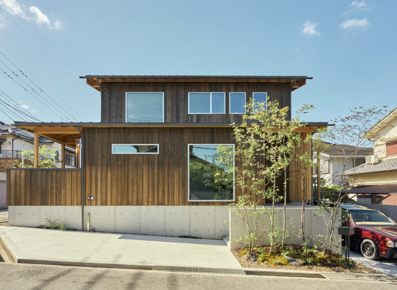 木の外壁のある家