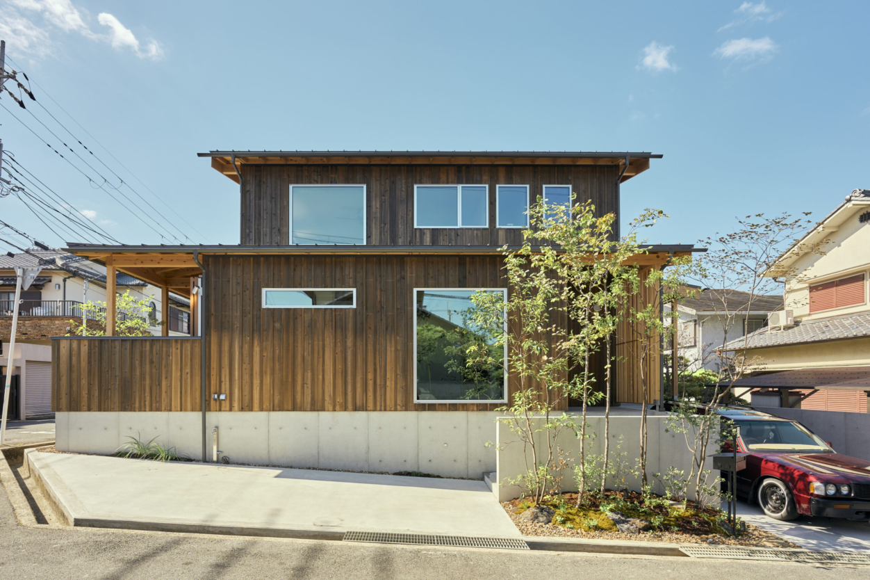 木の外壁のある家