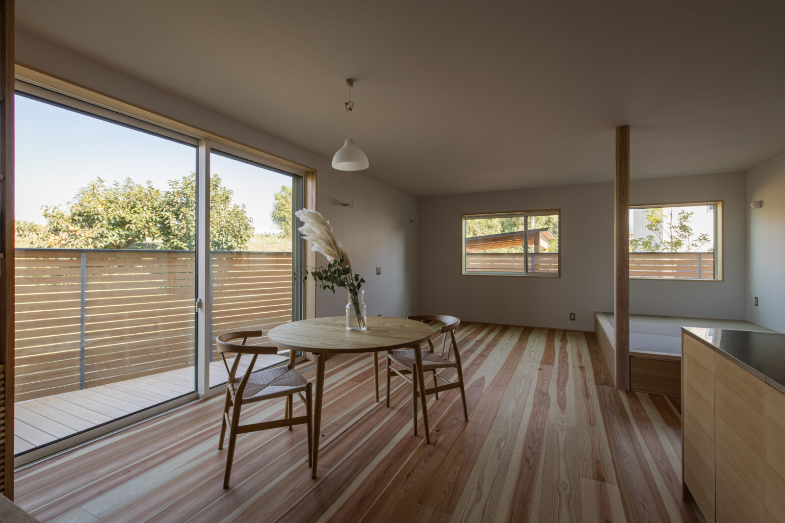 大きな窓を設置したLDK空間