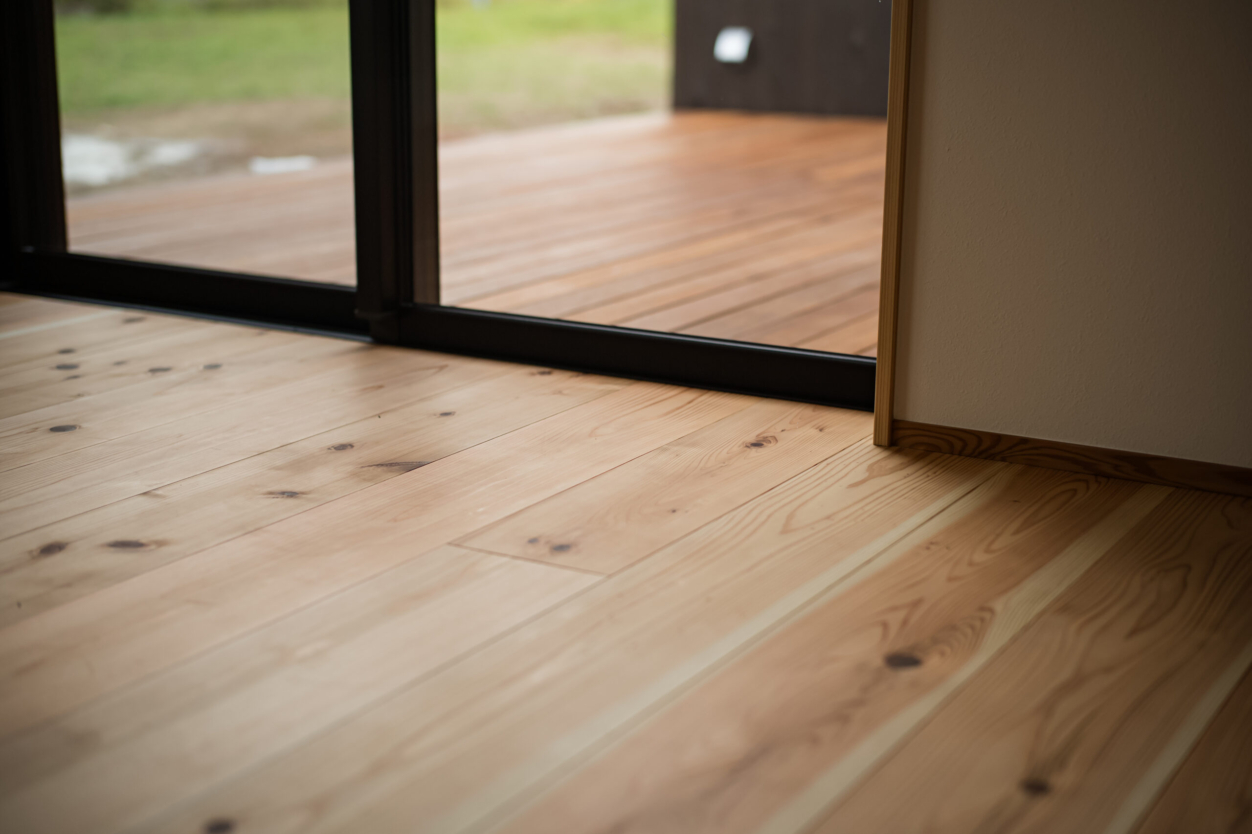 吉野杉　無垢のフローリング材