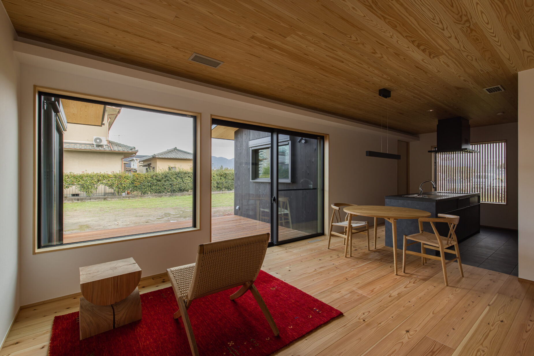 窓の外も楽しめるLDK空間