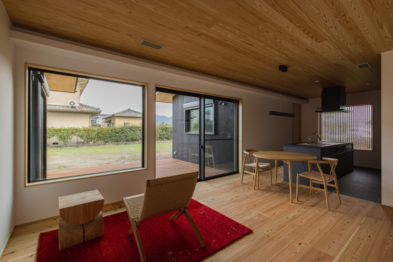 窓の外も楽しめるLDK空間