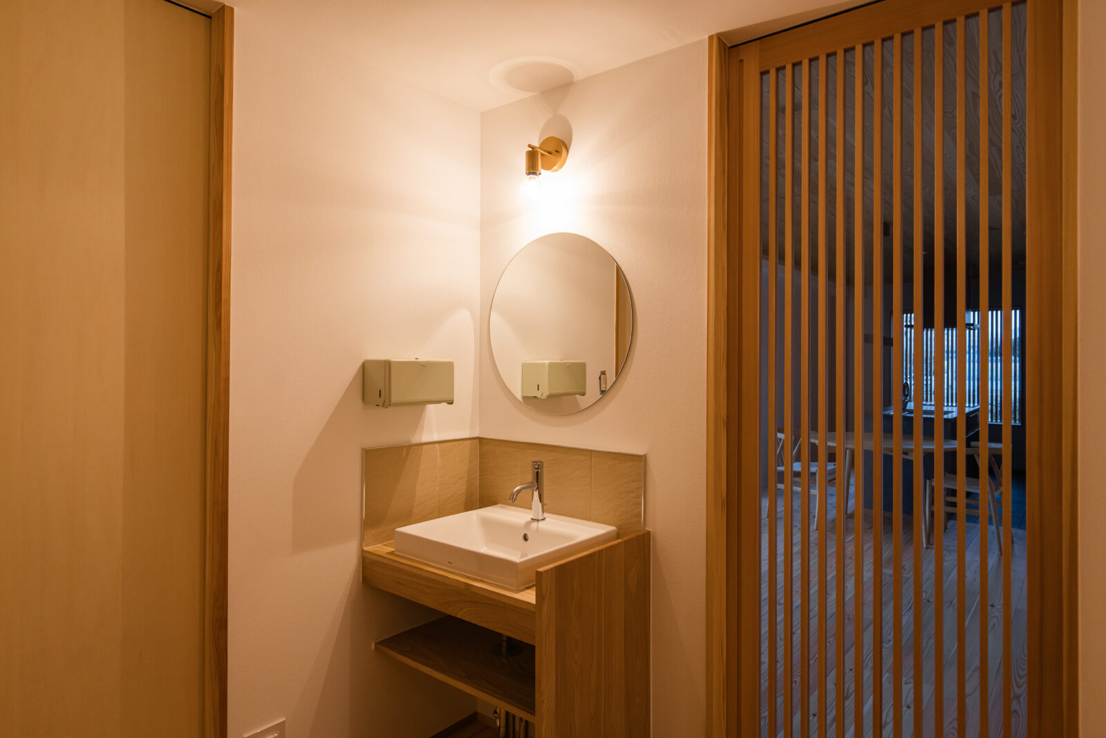 玄関にある造作洗面台