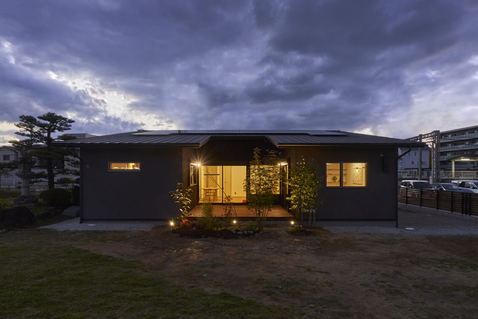 夜の外観