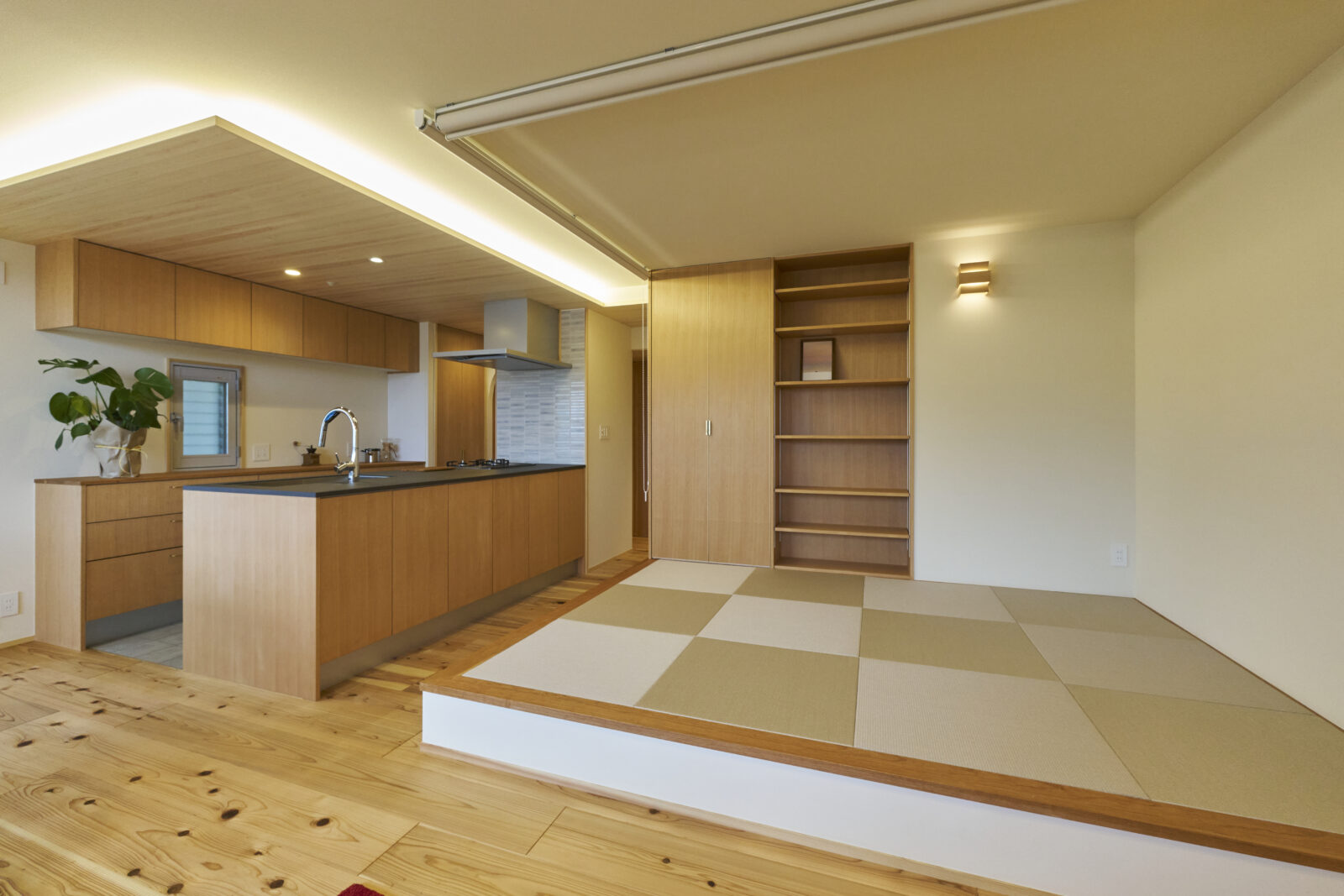 灰桜色の畳を敷いた小上がりの畳コーナーを設けました。 ちょっと横になって休みたい時や、子どもの遊び場としても活躍する、家族みんなで使える心地よい空間です。