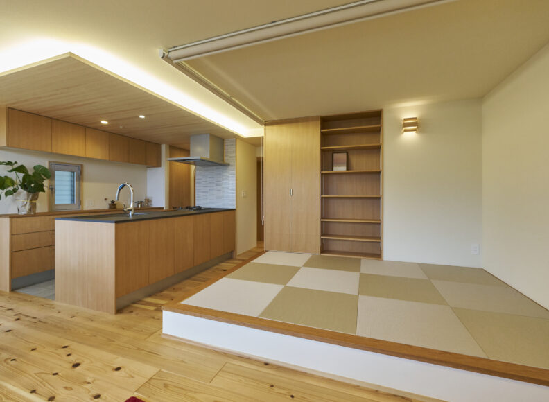 灰桜色の畳を敷いた小上がりの畳コーナーを設けました。 ちょっと横になって休みたい時や、子どもの遊び場としても活躍する、家族みんなで使える心地よい空間です。