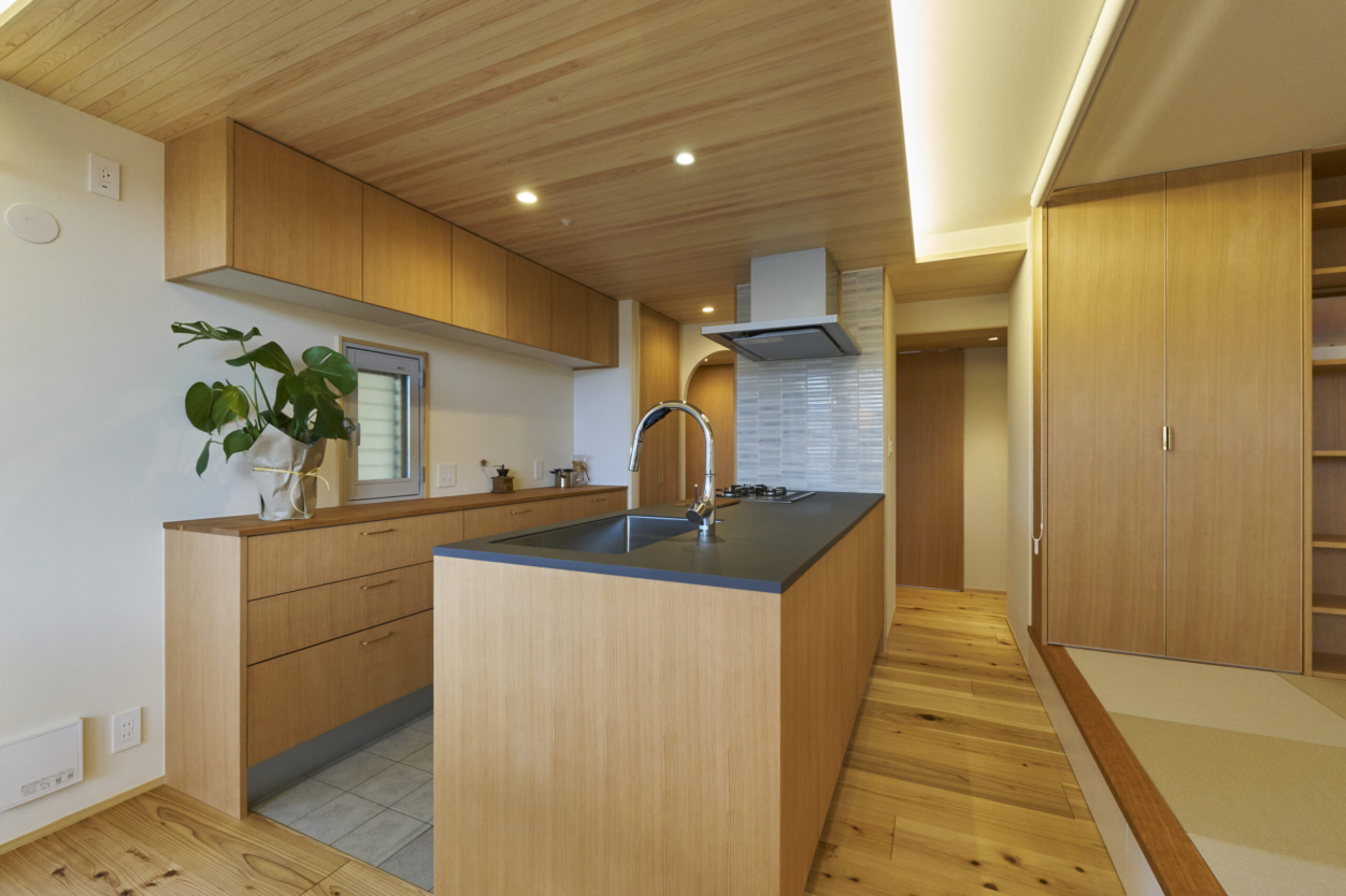 回遊できる動線 リビングダイニングとキッチンをぐるりと回遊できる、スムーズな動線を計画しました。 冷蔵庫は目立たない位置に配置することで、生活感を抑えたすっきりとした空間を実現しています。