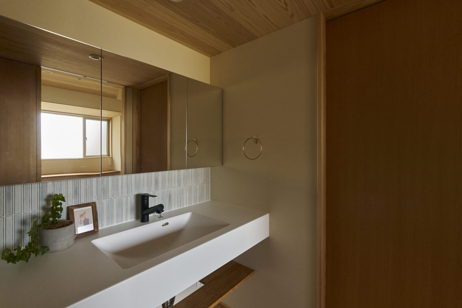 オリジナルの造作洗面台 既製品ではなく、空間に合わせて設えたオリジナルの造作洗面台を採用しました。