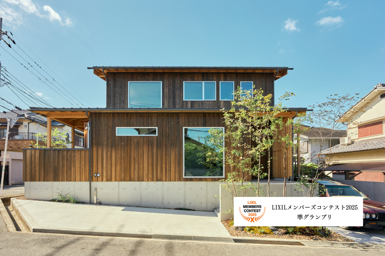 木の外壁のある家