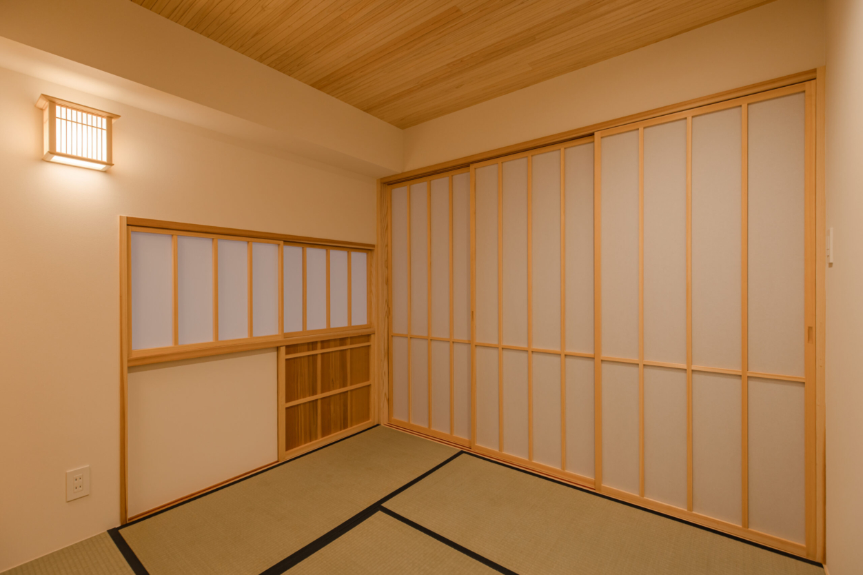 躙り口のある和室空間